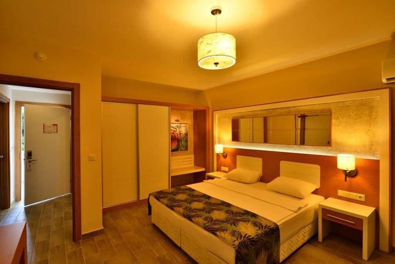 Otel Dolphin Family 3*